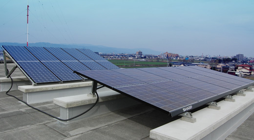 本社社屋屋上に設置された太陽光発電パネル